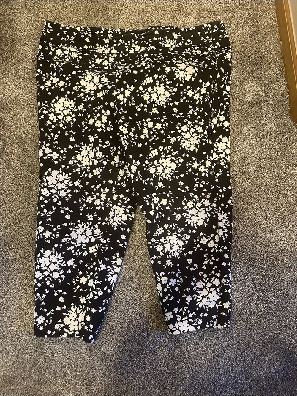 croft & barrow Black and White Floral Ankle Capri Leggings